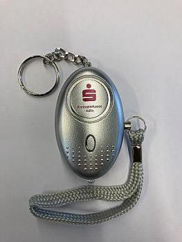 Taschenalarm / Panikalarm silber mit KSK Logo (!!Vorsicht bei Ausgabe!!)

Unbedingter Hinweis auf extreme Lautstärke erforderlich!! 
In Zusammenarbeit mit dem Fachbereich 612@Chancengerechtigkeit und Arbeitsschutz